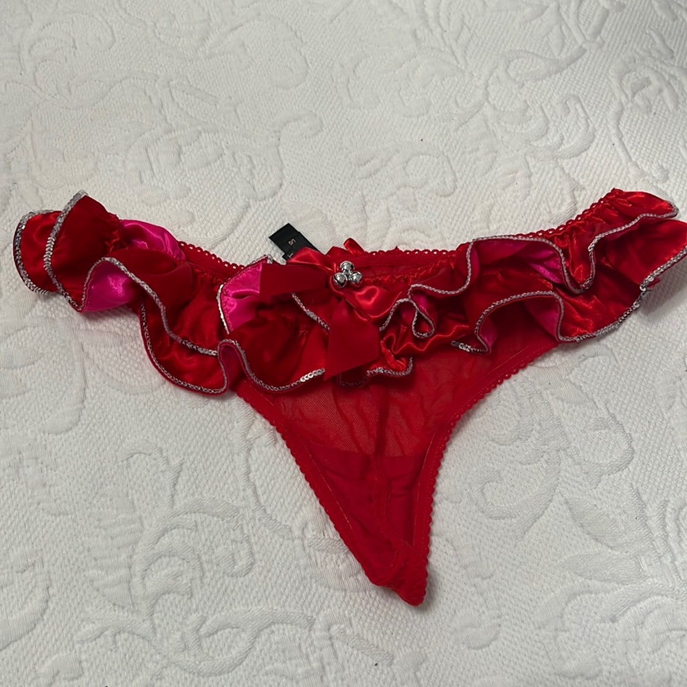 NWOT-Victoria's Secret Holidays Red
Jingle Bells Thong-L